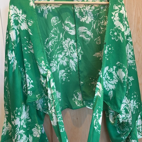Molly Green Blouse Green Floral Tie Front Flowy Boho Size Small - Picture 3 of 6